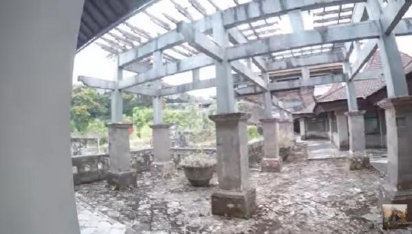 Hotel Pi Bedugul 2 Salah satu bangunan terbengkalai Hotel Pondok Indah Bedugul. (Foto: YouTube Jacob Laukaitis)