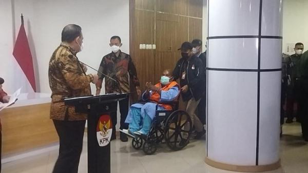 Lukas Enembe tahanan KPK Gubernur Papua Lukas Enembe duduk di kursi roda dengan memakai rompi oranye dan tangan diborgol saat ekspose KPK. (Foto :iNews/Arie DS)