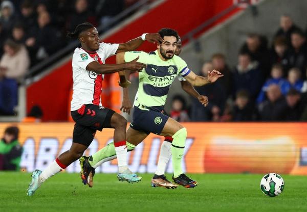 Ilkay Gundogan Romeo Lavia Gelandang Manchester City, Ilkay Gundogan dikawal ketat pemain Southampton, Romeo Lavia pada laga Piala Liga Inggris 2022/2023 di Stadion St Mary, Kamis (12/1/2023). (Foto: REUTERS)
