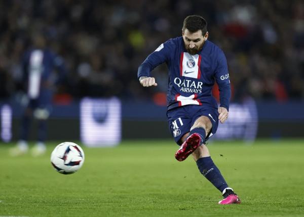 Bintang Paris Saint-Germain, Lionel Messi dikabarkan dilarang memamerkan trofi Piala Dunia di Paris. (Foto: REUTERS)