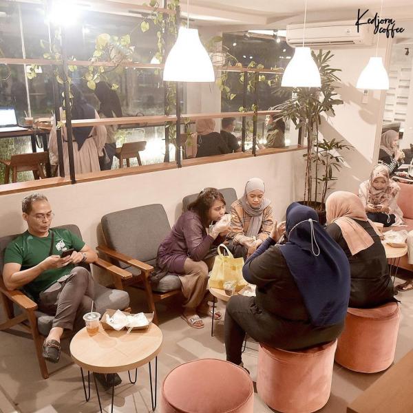 Konsep Unik Coffee Shop Milik Artis, Kedjora Coffee (Foto: Instagram/Kedjora Coffee) Konsep Unik Coffee Shop Milik Artis, Kedjora Coffee (Foto: Instagram/Kedjora Coffee)