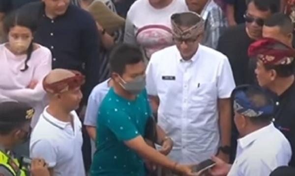 Bupati Jembrana Tukang Foto Bupati Jembrana Nengah Tamba jadi tukang foto. (Foto: Instagram @sandiuno)