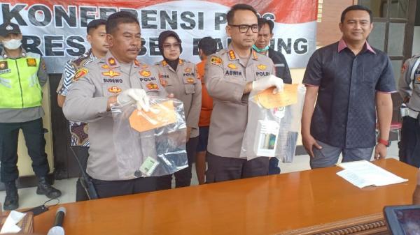 Kapolrestabes Bandung Kombes Pol Aswin Sipayung menunjukkan barang bukti HP yang dijambret tersangka Ega dan Sofyan. (FOTO: iNews.id/AGUS WARSUDI)