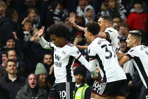 Winger Fulham, Willian enggan berselebrasi usai mencetak gol ke gawang Chelsea pada laga Liga Inggris 2022/2023 di Stadion Craven Cottage, London, Jumat (13/1/2023). (Foto: REUTERS)