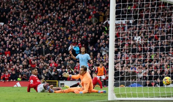 Manchester United sukses comeback atas Manchester City 2-1 dalam lanjutan Liga Inggris 2022-2023. (foto: REUTERS).