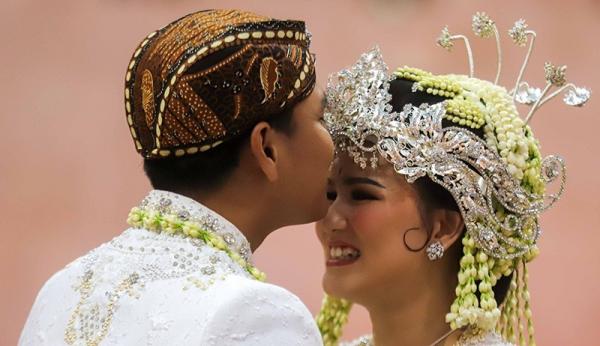 Masayu Clara Menikah Aktris Masayu Clara dan aktor Qausar Harta Yudana. (Foto: MPI/Faisal Rahman)