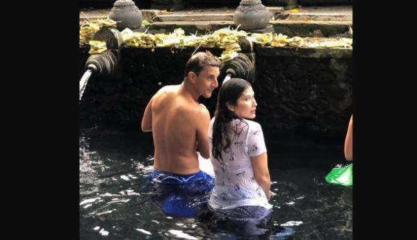 Tamara Bleszynski sedang Melukat dengan seorang pria bule. (Foto: IG)
