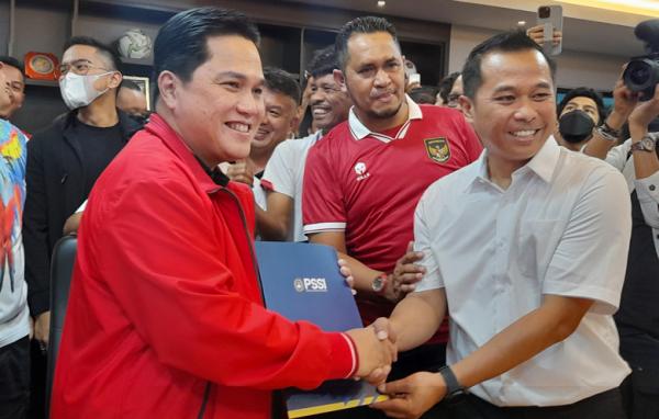 Erick Thohir Menteri Badan Usaha Milik Negara (BUMN) Erick Thohir resmi jadi calon Ketua Umum PSSI 2023-2027. (Foto: MPI/Andri Bagus)