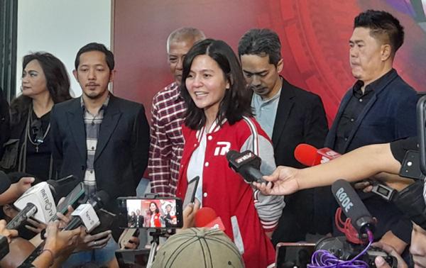 Ratu Tisha Ratu Tisha resmi mencalonkan diri jadi Wakil Ketua Umum PSSI. Dia mengembalikan berkas pendaftaran ke Kantor PSSI di GBK Arena, Minggu (15/1/2023). (Foto: iNews.id/Andri Bagus)