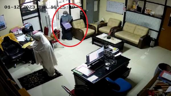 Viral Aksi Pencurian di Kampus UNP Viral Aksi Pencurian di Kampus UNP, Pelaku Pakai Baju Gamis Ambil Tas Wakil Dekan (foto: Tangkapan Layar)