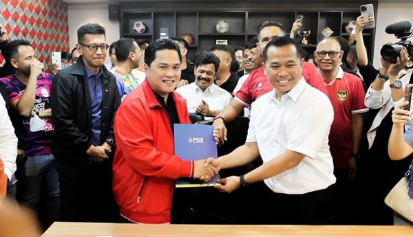 Menteri BUMN Erick Thohir resmi mendaftarkan diri sebagai Calon Ketua Umum (Caketum) PSSI. Dirinya mendapat dukungan dari 60 pemilik suara (voters).