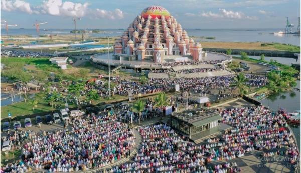MASJID ASMAUL HUSNA 99 KUBAH Berdiri di atas lahan reklamasi Pantai Losari, Makassar, Masjid Kubah 99 Asmaul Husna menjadi masjid ikonik rancangan Ridwan Kamil. (FOTO: Humas Pemprov Sulsel)