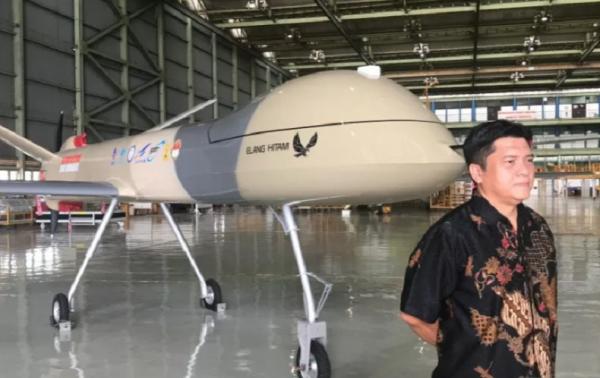 Drone buatan indonesia -2 Drone Elang Hitam di hanggar PT Pindad. Foto (ANTARA)