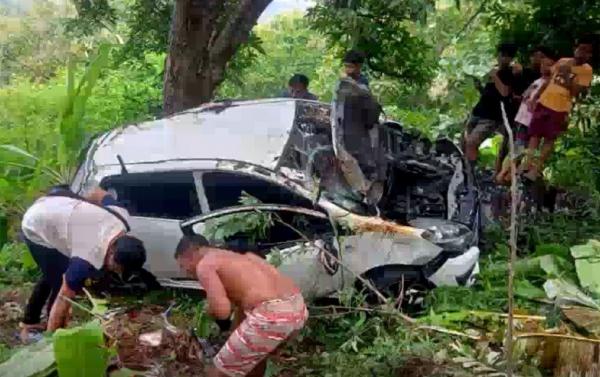 Mobil Turis Rusia Nyemplung Ke Jurang di Buleleng, Bali. (Foto: Bagus Alit)