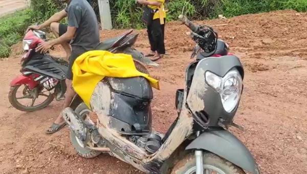 Tewas Terlindas Truk Bangka Barat Motor korban. (Foto: Rizki Ramadhani)