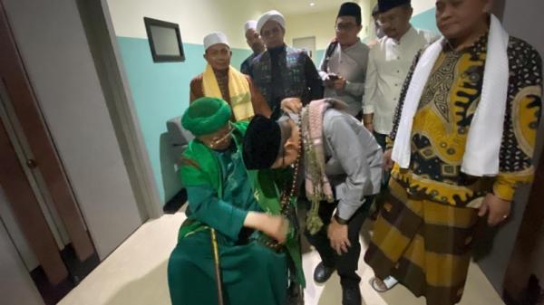 TGB dikalungi Tasbih Ketua Harian Nasional DPP Partai Perindo, TGB Muhammad Zainul Majdi saat dikalungi tasbih oleh Abah Aos di Aceh (Dokumentasi Partai Perindo)