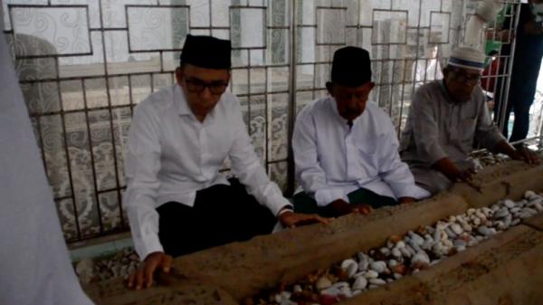 TGB ziarah ke makam ulama Ketua Harian Nasional DPP Partai Perindo, Tuan Guru Bajang (TGB) Muhammad Zainul Majdi melakukan ziarah ke makam ulama besar Abdurrauf Bin Ali Al-Fansury. (Taufan Mustafa/MNC Portal)