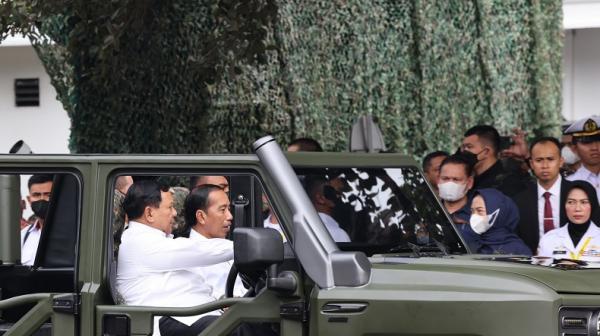 prabowo sopiri jokowi jajal maung Menteri Pertahanan Prabowo Subianto menyopiri Presiden Joko Widodo (Jokowi) berkeliling melihat pameran alutsista dengan kendaraan rantis Maung, Rabu (18/1/2023). (Foto: Istimewa)