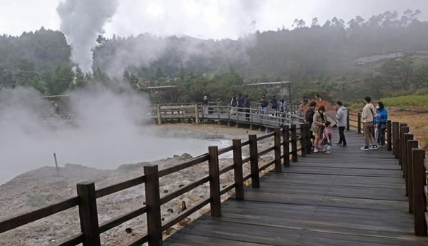 Daerah Penghasil Belerang di Indonesia, Dataran Tinggi Dieng (Foto: Antara) Daerah Penghasil Belerang di Indonesia, Dataran Tinggi Dieng (Foto: Antara)