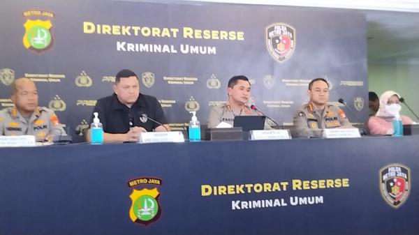 kapolda metro fadil imran mpi Kapolda Metro Jaya Irjen Pol Fadil Imran (tengah) menjelaskan kasus satu keluarga tewas keracunan di Bekasi merupakan pembunuhan berantai. (Foto: MPI/Irfan Ma`ruf)