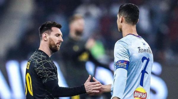 Momen pertemuan Lionel Messi dan Cristiano Ronaldo terjadi di King Fahd Stadium, Arab Saudi, Jumat (20/1/2023) dini hari WIB. (Foto: Twitter/@StoolFootball)