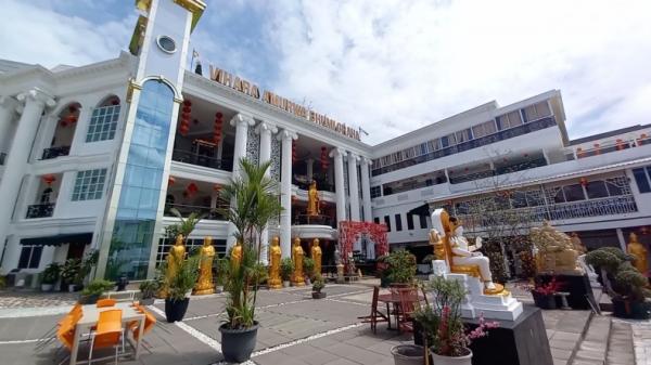 Vihara di Bandarlampung Sejumlah vihara di Bandarlampung mulai bersiap menyambut jemaah yang akan beribadah di malam puncak tahun baru Imlek 2023. (Andres Afandi/MNC Portal)
