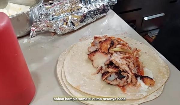 Mantan tki sukses jualan kebab 2 Mantan Tenaga Kerja Indonesia (TKI) di Turki, Nasrullah sukses menjadi pengusaha kebab di Bogor, Jawa Barat. (Foto: YouTube money fighter)