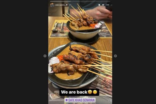 Robin Tabeling asyik makan sate menjelang ajang Indonesia Masters 2023. (Foto: Instagram/@robin.tabeling)