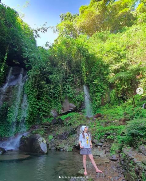 Screen Shot 2023 01 23 At 13 38 03 Potret Artis saat Wisata Air Terjun. (Foto: Instagram)