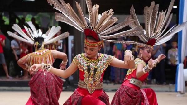 suku dayak keturunan apa