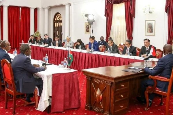 Luhut Binsar Pandjaitan di Kenya 2 Menko Marves Luhut Binsar Pandjaitan bertemu Presiden Republik Kenya, William Ruto. Pertemuan fokus membahas kerja sama perdagangan hingga pertambangan. (Foto: Instagram @luhut.pandjaitan)