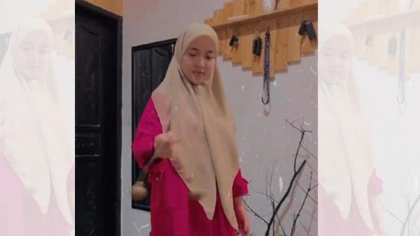 Nisa Sabyan lato-lato Nisa Sabyan lato-lato (Foto: IG)
