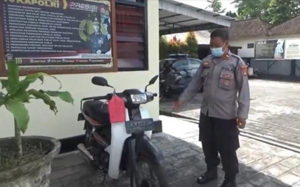 Pelajar Smp Mencuri Barang bukti motor yang diamankan Polsek Marga. (Foto: Made Argawa)
