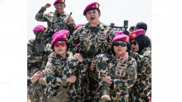 Puan Maharani Marinir Ketua DPR Puan Maharani dan sejumlah pejabat lainnya diangkat menjadi warga kehormatan Korps Marinir TNI AL. (Foto: Istimewa).