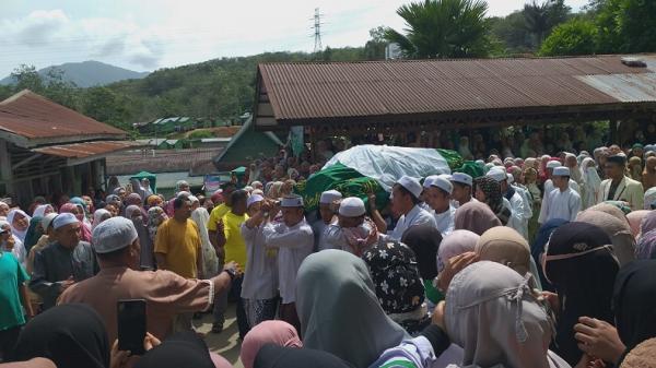 Jenazah Santri Musthafawiyah yang Tewas di Sungai Jenazah Santri Musthafawiyah yang Tewas di Sungai Aek Singolot Ditandu Akan Dibawa Pulang Keluarga di Siak (Foto: iNews/Liansah)