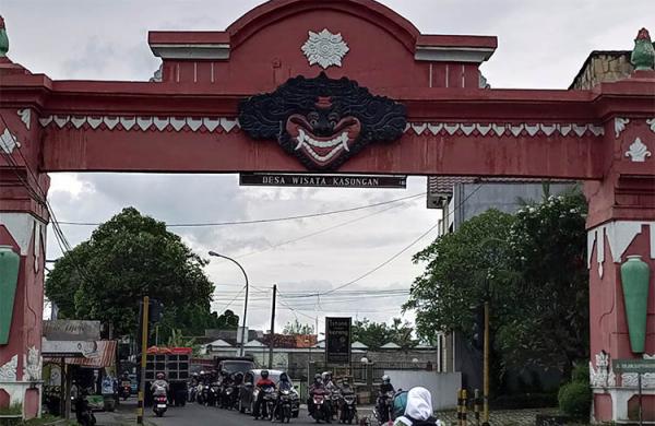 Kasongan Bantul Gerbang masuk menuju kawasan pusat kerajinan gerabah Kasongan. (Foto : iNews.id/Yohanes Demo)