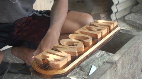 palet bekas mjk Produk Mubin lainnya berupa huruf kayu. (Sholahudin).