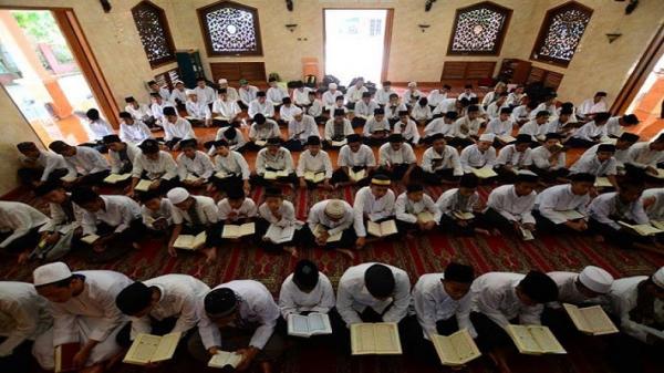 PONPES BAITUL QURAN Para santri di Ponpes Baitul Quran membaca kitab suci Alquran. (FOTO: ISTIMEWA)
