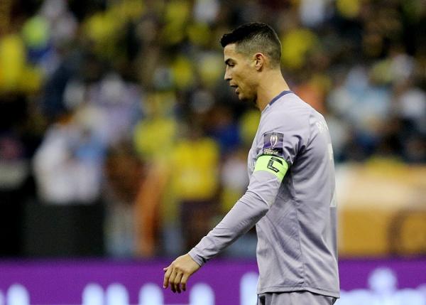 Penyerang Al Nassr, Cristiano Ronaldo tampak lesu usai timnya gagal ke final Piala Super Saudi 2023. (Foto: REUTERS)