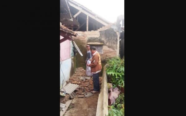 Kerusakan dampak gempa bumi di Pangalengan, Bandung, Sabtu (28/1/2023). (Foto: Twitter @DaryonoBMKG)