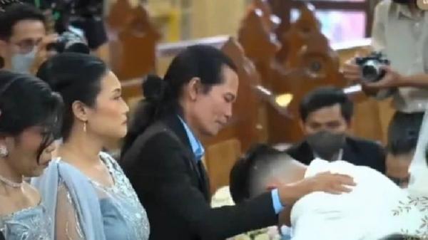 Sungkeman Julian Jacob dan Mirriam Eka Sungkeman Julian Jacob dan Mirriam Eka