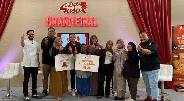 Pemenang Duta SASA Pemenang Duta SASA berfoto bersama host dan dewan juri. (Foto: PT SASA Inti)