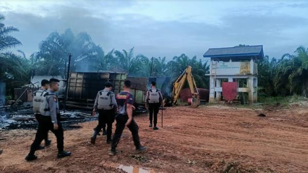 Lokasi yang dirusak massa Lokasi yang dibakar dan dirusak massa Way Kanan, Lampung. Aksi ini terjadi karena salah seorang warga ditembak mati oleh polisi (Yuswantoro/MNC Portal)