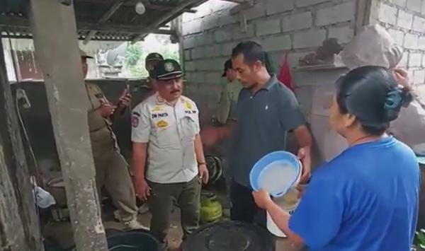 Razia Arak Gula Pasir2 Satpol PP melakukan razia perajin arak gula pasir di Karangasem. (Foto: Yunda Ariesta)
