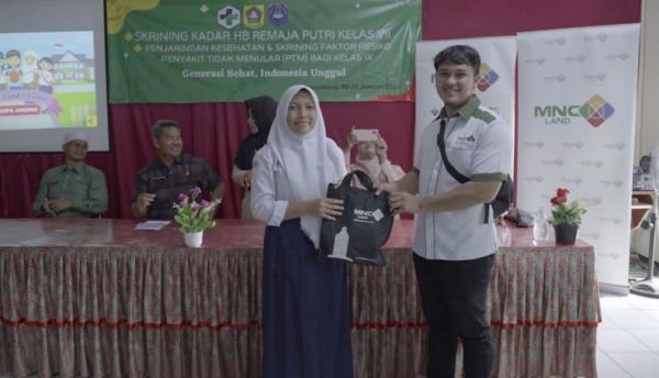 MNC Land dan MNC Peduli melaksanakan kegiatan Skrining Kadar Hemoglobin untuk para siswi di SMP Negeri 1 Cigombong. (Foto MPI),