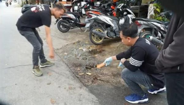 Olah TKP penusukan pria inisial HR di Jalan Suwignyo, Pontianak. (Foto: Uun Yuniar)