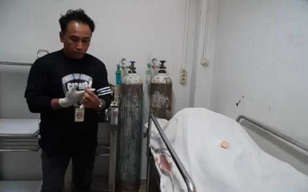 Pria Ditusuk Di Pontianak Polisi akan melakukan autopsi jenazah korban HR. (Foto: Uun Yuniar)