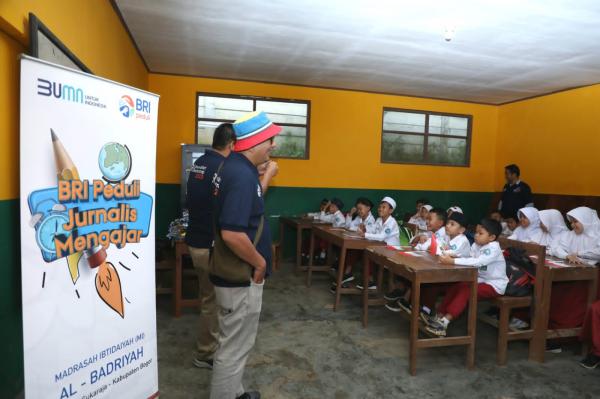 Para jurnalis mengajar anak-anak Madrasah Ibtidaiyah al-Badriyah di Desa Gunung Geulis, Kecamatan Sukajaya, Bogor, Sabtu (28/1/2023). (Foto: Dok. BRI)