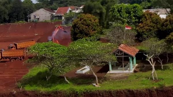 MAKAM KATANYA KERAMAT DEPOK2 Makam di tengah proyek pembangunan perumahan. (FOTO: Instagram/Makam yang sempat viral karena disebut keramat sehingga bertahan di tengah penggusuran. (FOTO: Instagram/@umaradisubroto)