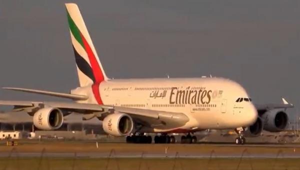Pesawat Komersil Terbesar1 Pesawat Emirates Airlines Airbus A380 akan mendarat di Bali. (Foto: Bagus Alit)